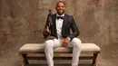 Pebasket Houston Rockets, Eric Gordon, berhasil meraih penghargaan Sixth Man Award pada NBA Awards 2017 di Basketball City, New York, Senin (26/6/2017). (NBAE via Getty Images/Michael J LeBrecht II)