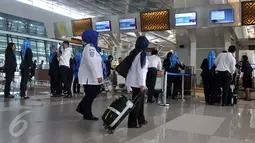 Kementerian perhubungan saat menggelar simulasi Cek-in di Terminal 3 Ultimate Bandara Internasional Soekarno-Hatta, Tangerang, Senin (1/8). Terminal 3 Ultimate akan beroperasi  pada 9 Agustus mendatang. (Liputan6.com/Johan Tallo)