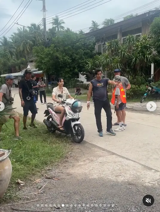 Dalam unggahannya yang menampilkan di balik layar proses syuting, Lisa terlihat fokus belajar mengendarai motor matic yang menjadi kendaraan pribadinya dalam beberapa adegan. Lisa juga dibantu oleh beberapa kru film dalam pengambilan gambar. (Liputan6.com/IG/@lalalalisa_m)