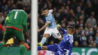 Striker Manchester City, Sergio Aguero ancam gawang Dinamo Kiev (Reuters)
