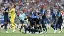 Para pemain Prancis melakukan selebrasi usai menjuarai Piala Dunia dengan mengalahkan Kroasia pada laga final di Stadion Luzhniki, Moskow, Minggu (15/7/2018). Prancis menang 4-2 atas Kroasia. (AP/Petr David Josek)