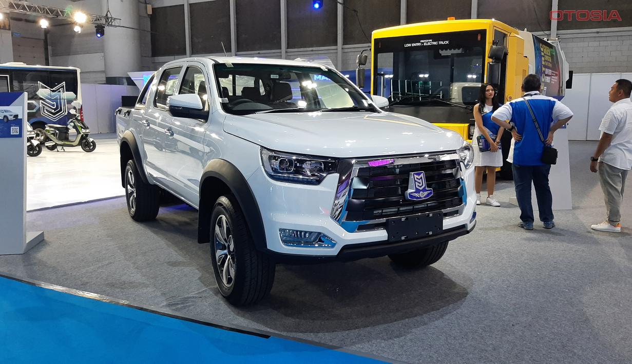 Facia depan mobil ini sekilas nampak gado-gado dari beberapa desain double cabin di Indonesia. Lampu depan seperti Ford Ranger dipadukan dengan grill ala Toyota Hilux menjadikan mobil ini seperti tidak memiliki jati diri. Namun, secara keseluruhan mobil ini tetap terlihat gagah sebagai sebuah mobil double cabin.