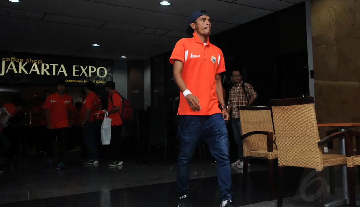 Penggawa tim Persija Jakarta, Alfin Tuasalamony hadir saat pelucuran kostum baru Persija Jakarta musim 2015 yang dihelat di Hall Atrium JIExpo, Kemayoran, (23/12/2014). (Liputan6.com/Helmi Fithriansyah)