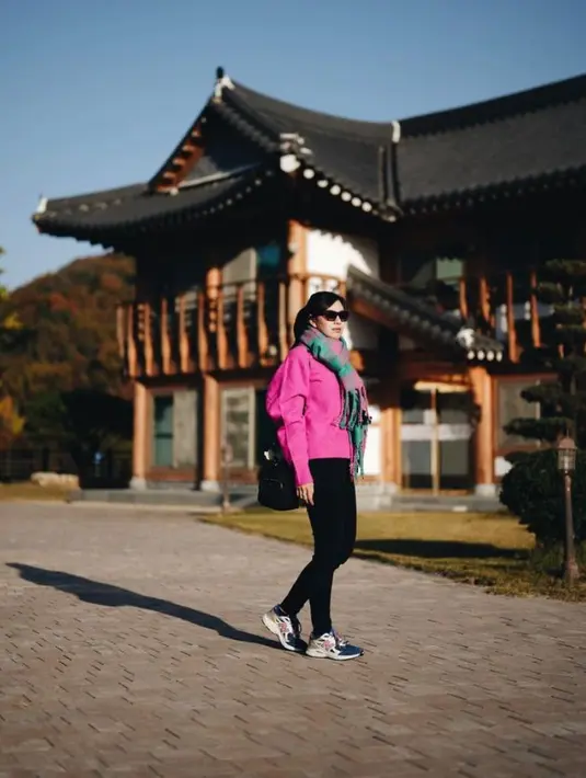 Di salah satu postingan terbarunya, ia tampak menawan mengenakan sweater knit ungu, dipadukan celana panjang hitam, dan syal warna-warni sambil berpose di depan rumah tradisional Korea. @syahnazs.