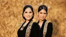 Kita tidak boleh melewatkan kebaya velvet khas Jawa seperti yang dikenakan Annisa Pohan ini. Kebaya velvet hitam tersebut hadir dengan bordiran emas di tepian. [@annisayudhoyono]