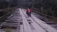 Banyak jembatan di Indonesia yang sebenarnya sudah tak layak dilewati namun warga tak punya pilihan lain.