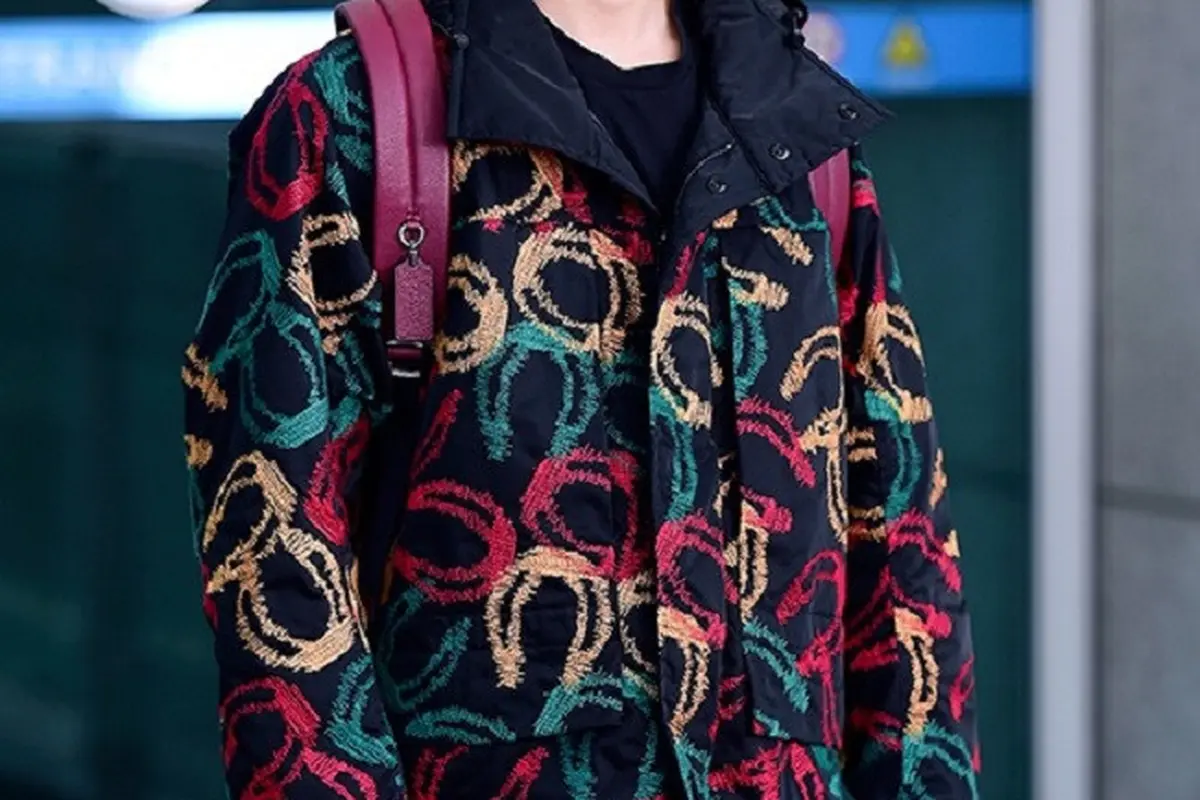 Minho SHINee saat berada di bandara Incheon, sebelum terbang menuju Bali. (Foto: Dispatch)