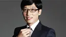 Yoo Jae Suk tidak punya akun media sosial sama sekali. Lantaran ia takut jika media sosial mengganggu pekerjaannya. (Foto: Allkpop.com)