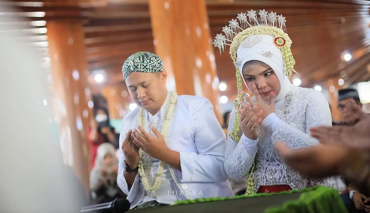 Melalui akun instagramnya, perempuan berusia 27 tahun itu menceritakan proses panjang hubungannya. Pacaran mulai tahun 2019  hingga akhirnya mengikat janji suci pernikahan. [Instagram/luxuraimage]