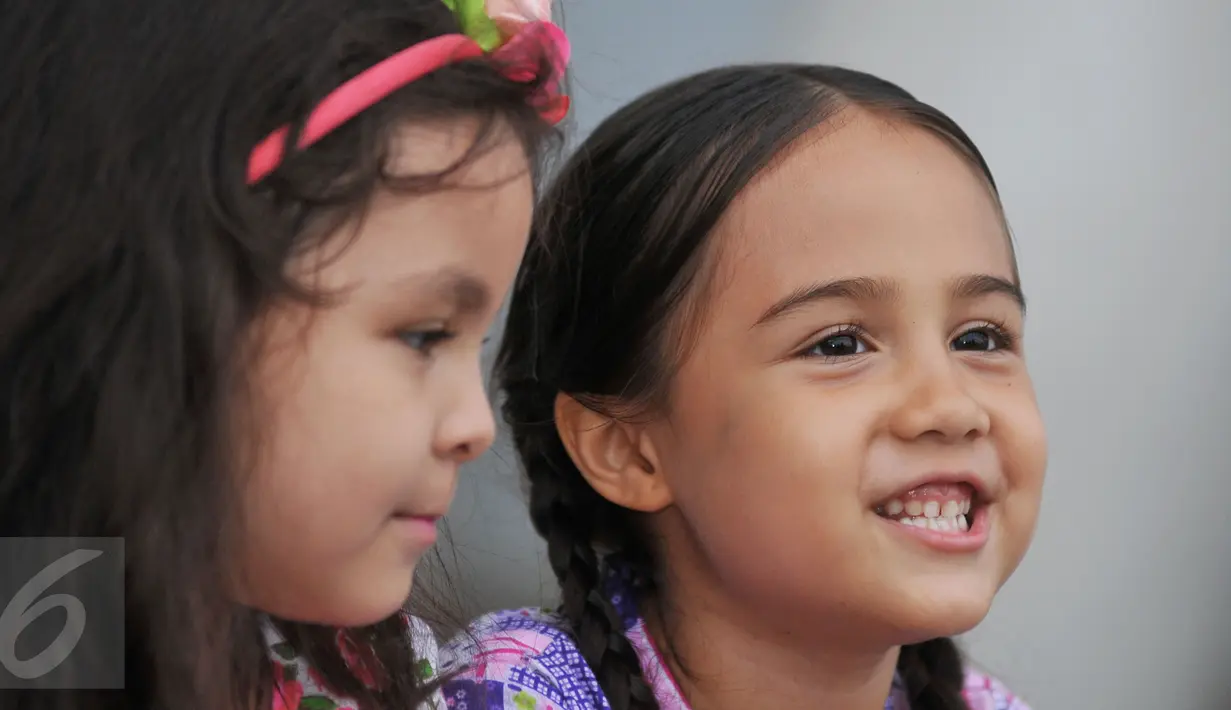 Keakraban Elif dan Tasya saat sela-sela syuting Elif Indonesia, Sentul, Bogor, (6/2). Tingkah kedua artis cilik ini membuat para penggemarnya dan kru gemas. (Liputan6.com/Gempur M Surya)
