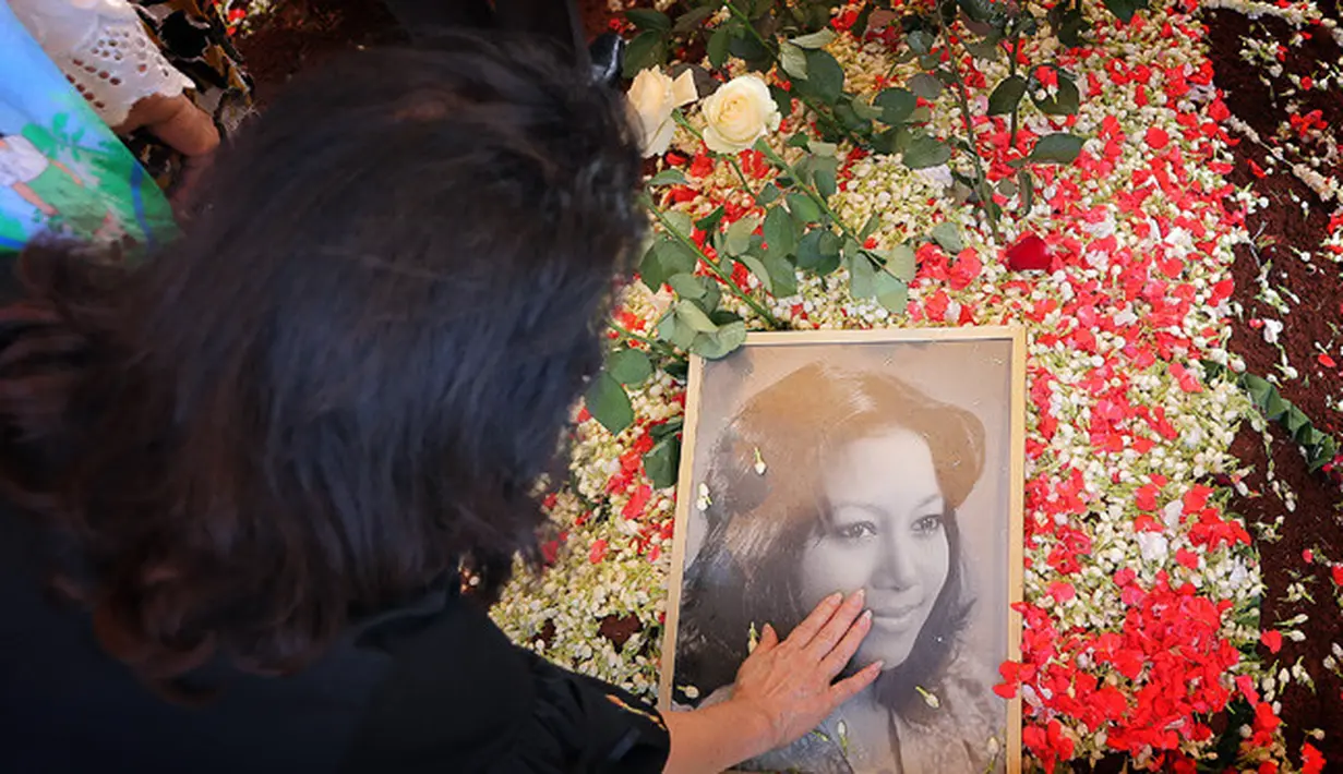 Selain Amara dan Frans Mohede. Hadir di pemakaman Yapto Soerjosoemarno, selaku kakak ipar almahrumah, Abi Yapto dan istri, Jasmine Wildblood, pengacara Sandy Arifin, dan artis Sandy Tumiwa. (Deki Prayoga/Bintang.com)