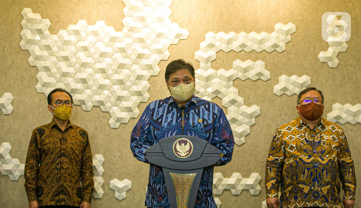 Menko Bidang Perekonomian Airlangga Hartarto menyampaikan keterangan saat menerima GeNose C19 dari Menristek Bambang Brodjonegoro di Gedung Kemenko Perekonomian, Jakarta, Senin (22/3/2021). GeNose C19 diharapkan dapat semakin dikenal dan dimanfaatkan secara lebih masif. (Liputan6.com/Faizal Fanani)