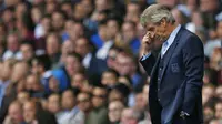 Pelatih Manchester City, Manuel Pellegrini tertunduk lesu usai anak asuhnya takluk 1-4 dari Tottenham pada laga Liga Inggris di Stadion White Hart Lane, London, Sabtu (26/9/2015). (Reuters/Eddie Keogh)