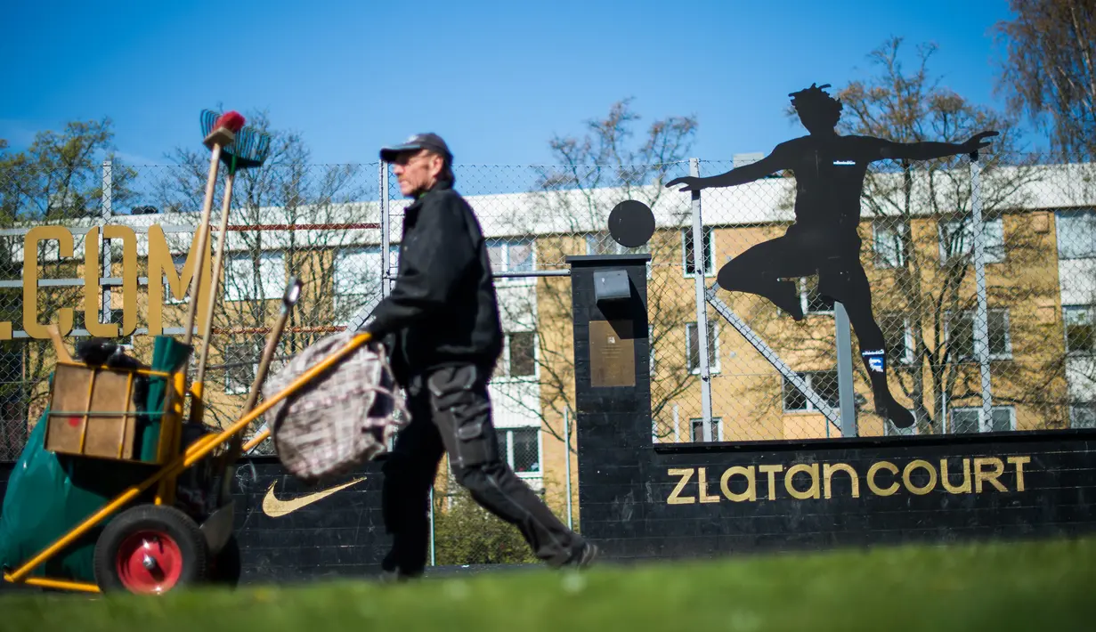Seorang pemotong rumput melintas di kawasan Zlatan Court di Rosengard, Malmoe, Swedia Selatan (3/5/2016).  Lapangan sepak bola ini digunakan Zlatan brahimovic untuk bermain sepak bola sewaktu kecil. (AFP Photo/Jonathan Nackstrand)