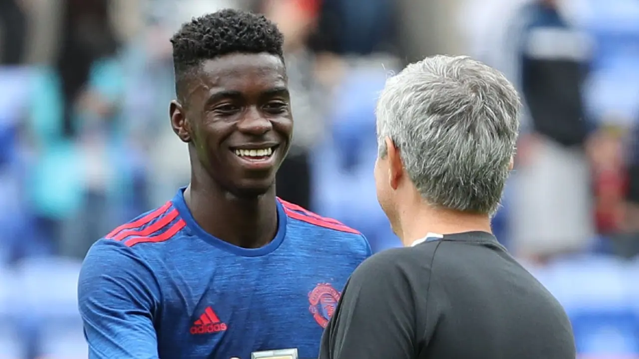 Axel Tuanzebe dan pelatih Manchester United (MU) Jose Mourinho. (manutd.com)