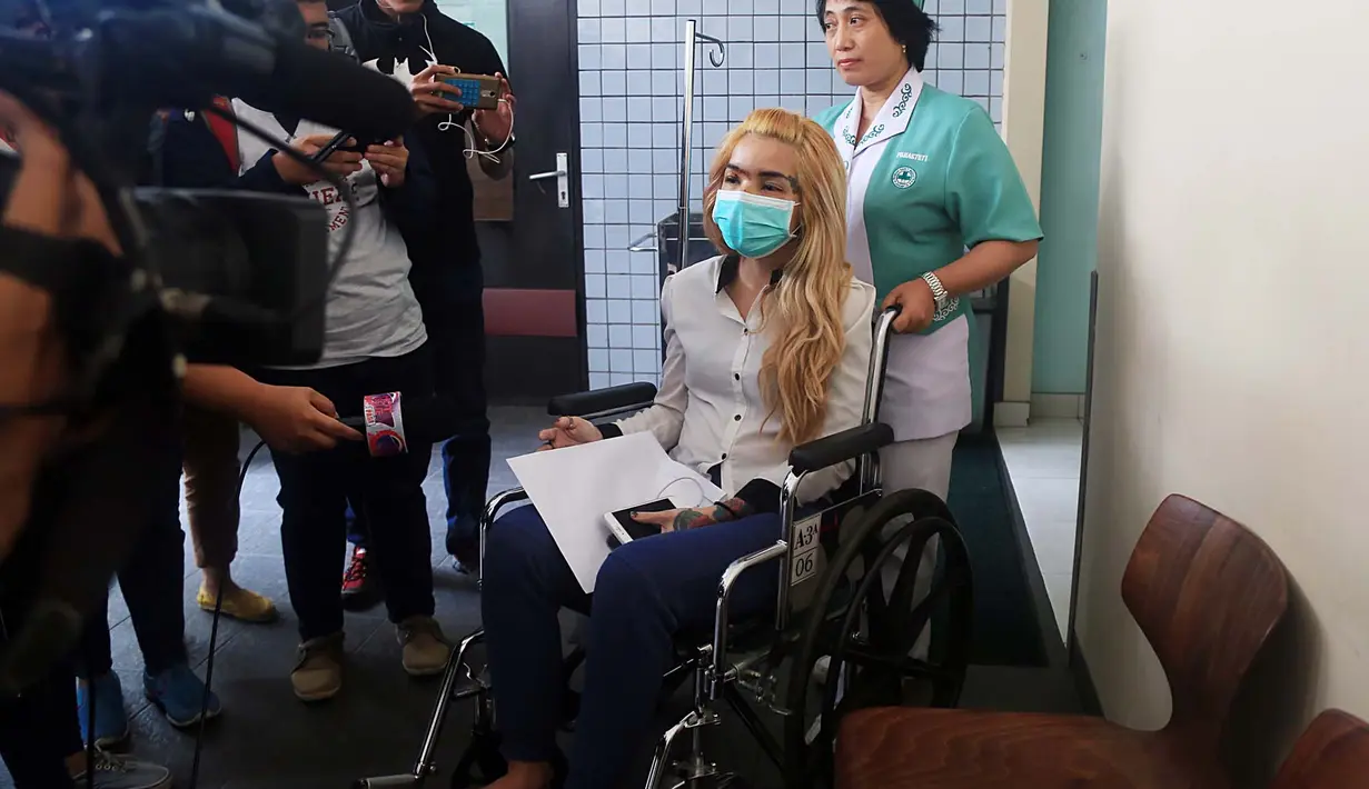 Kondisi Sheila yang sudah mulai membaik, tak lagi menjalani perawatan inap. Ia hanya menjalani perawatan jalan, terkait kondisi wajahnya lebam dan memar serta beberapa luka. (Deki Prayoga/Bintang.com)