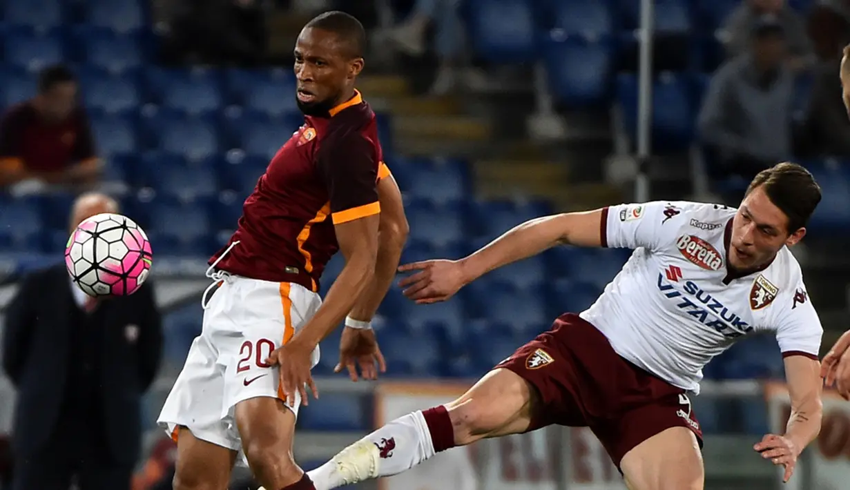 Pemain AS Roma, Seydou Keita (kiri), berebut bola dengan pemain Torino, Andrea Belotti, pada pertandingan Serie A di Stadion Olimpico, Roma, Kamis (21/4/2016) dini hari WIB. (AFP/Gabriel Bouys)