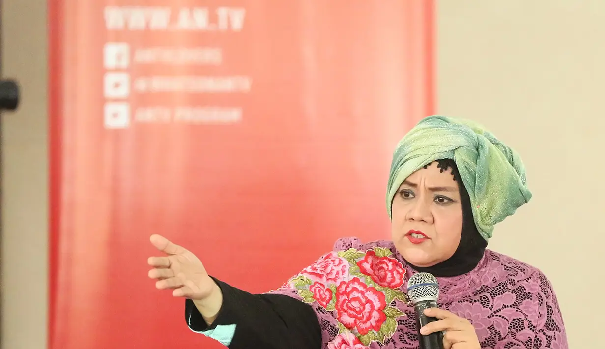 Tidak hanya artis yang terlibat, Ummi Qurotta Ayunin salah satu ustazah juga terlibat dalam sinetron tersebut. Ummi akan memberikan tausyiah pesan-pesan positif terkait episode yang diceritakan. (Bambang E Ros/Bintang.com)