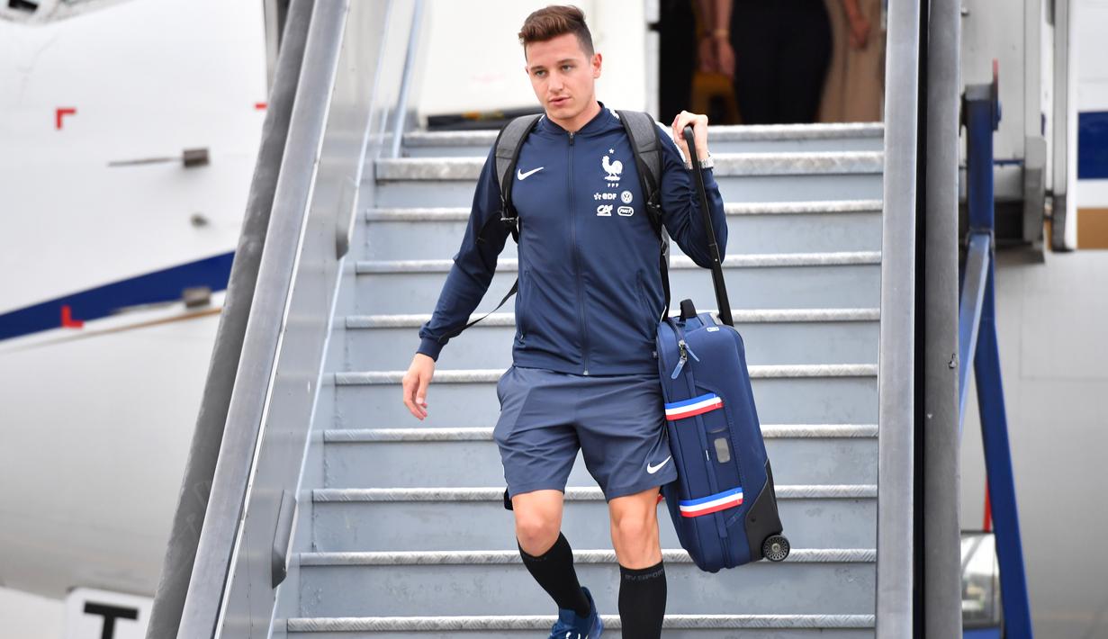 Pemain Prancis, Florian Thauvin mengangkat kopernya saat tiba di Sheremetyevo international airport, Moskow, Rusia, (10/6/2018). Pada laga perdana Prancis akan melawan Australia. (AFP/Yuri Kadobnov)