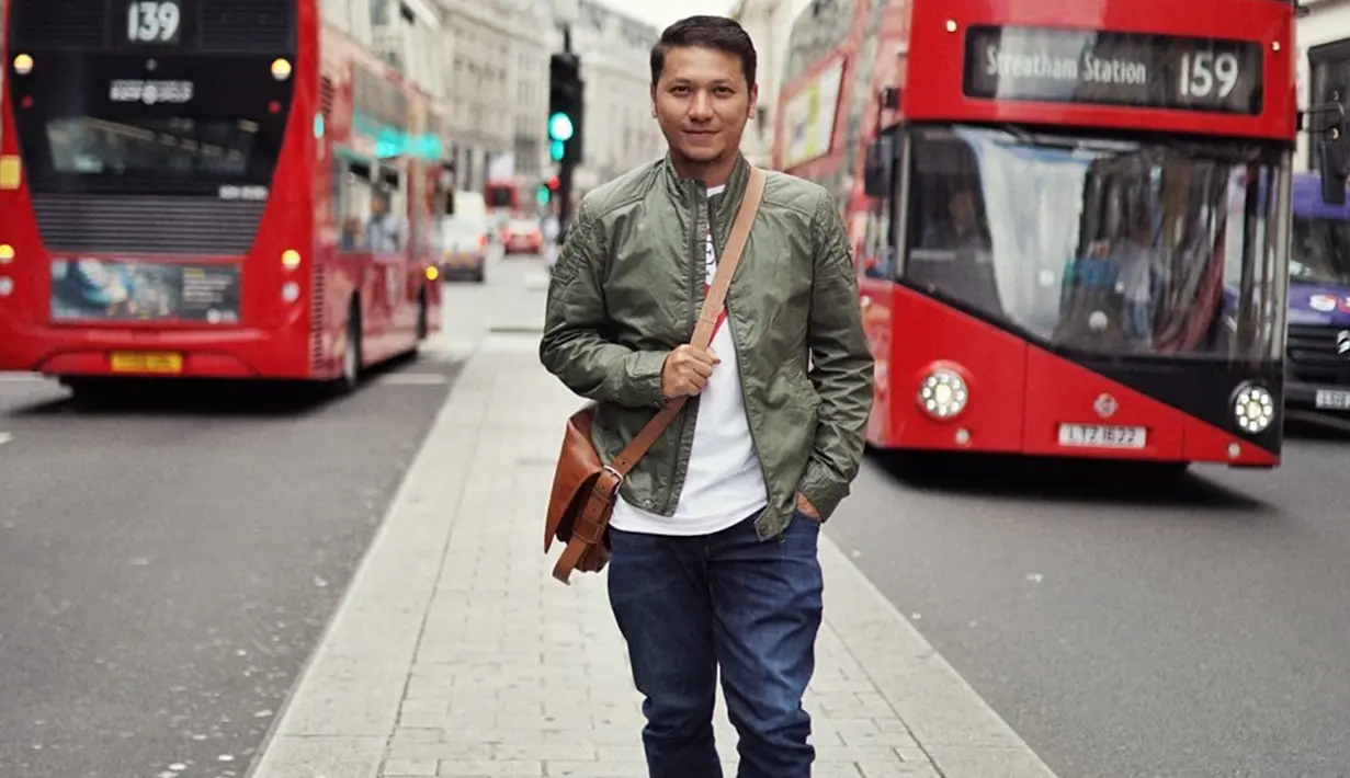 Momen saat berlibur di luar negeri juga kerap diunggah Gading pada akun Instagram pribadinya. Gaya santai gading saat berlibur juga gaya busana yang sering digunakan olehnya sehari-hari. (Liputan6.com/IG/@gadiiing)