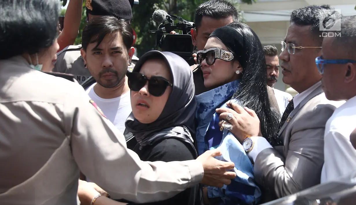 Penyanyi Syahrini setibanya di Pengadilan Negeri Depok untuk menjadi saksi sidang kasus First Travel, Senin (2/4). Syahrini yang mengenakan baju hitam berbalut jaket biru, tampil cantik dan tak banyak bicara. (Liputan6.com/Herman Zakharia)