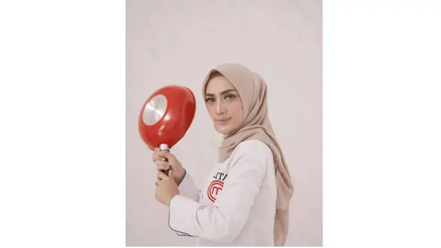 7 Gaya Mama Lita Saat di MasterChef Indonesia, Tetap Cantik dan Menawan
