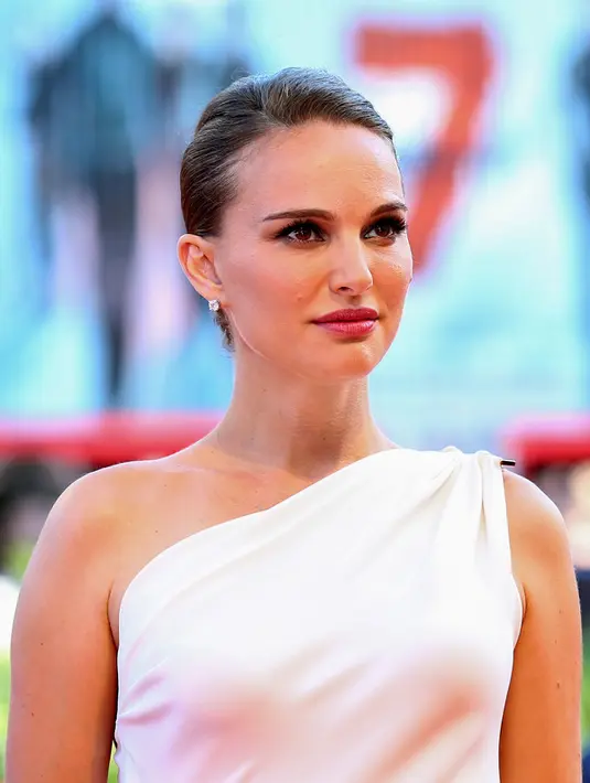 Ekspresi Natalie Portman saat menghadiri pemutaran film "Planetarium" di Festival Film Venice ke-73 di Venice, Italia (8/9). Natalie Portman tampil cantik dengan balutan gaun putih di Festival Film Venice ke-73 di Italia. (REUTERS/Alessandro Bianchi)