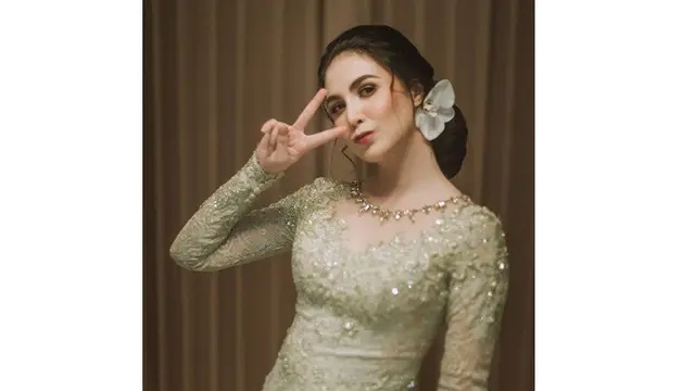 6 Potret Arumi Bachsin saat Pakai Kebaya, Anggun Banget