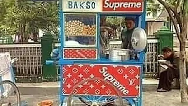 6 Tulisan di Gerobak Jualan Pakai Nama Brand Terkenal Ini Bikin Salah Fokus