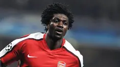 Penyerang Arsenal, Emmanuel Adebayor merayakan gol keduanya m menghadapi Villarreal dalam leg kedua perempat final Liga Champions di  Emirates Stadium in London, 15 April 2009. AFP PHOTO/JAVIER SORIANO