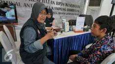 BPJS Kesehatan membuka posko pelayanan kesehatan dan pengobatan gratis untuk pemudik di Terminal Kampung Rambutan, Jakarta, Jumat (1/7). Selama arus mudik Lebaran berlangsung kartu BPJS bisa digunakan di mana saja. (Liputan6.com/Yoppy Renato)