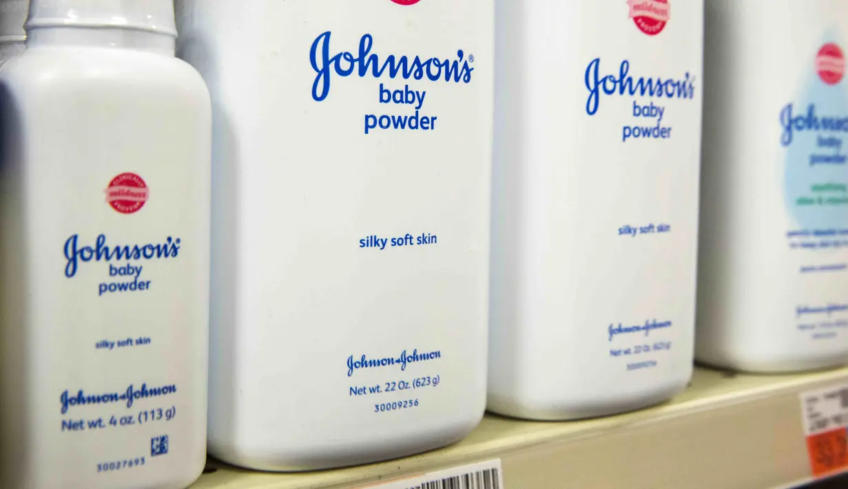 Botol Johnson & Johnson terpajang di rak toko obat di New York, 15 Oktober 2015. J&J diharuskan membayar US$72 juta (Rp965 M) kepada keluarga wanita yang menyatakan kematiannya terkait penggunaan bedak Baby Powder perusahaan itu. (REUTERS/Lucas Jackson)