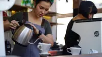 Raisa sedang meracik kopi di Titik Temu Coffe di kawasan Seminyak, Bali (Dok.Instagram/@titiktemucoffee/https://www.instagram.com/p/BEkqXk_NlWR/?utm_source=ig_embed/Komarudin)
