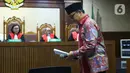 Mantan Menpora Imam Nahrawi bersiap menjalani sidang dakwaan kasus suap dana hibah KONI di Pengadilan Tipikor, Jakarta, Jumat (14/2/2020). Imam didakwa menerima suap sebesar Rp 11,5 miliar dari mantan Sekjen KONI Ending Fuad Hamidy dan mantan Bendahara KONI Johnny E Awuy. (Liputan6.com/Angga Yuniar)