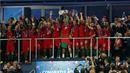 Striker Portugal, Cristiano Ronaldo, akhirnya mengangkat trofi juara Piala Eropa setelah sebelumnya pernah gagal di final Piala Eropa 2004, Senin (11/7/2016) dini hari WIB. (Reuters/John Sibley)