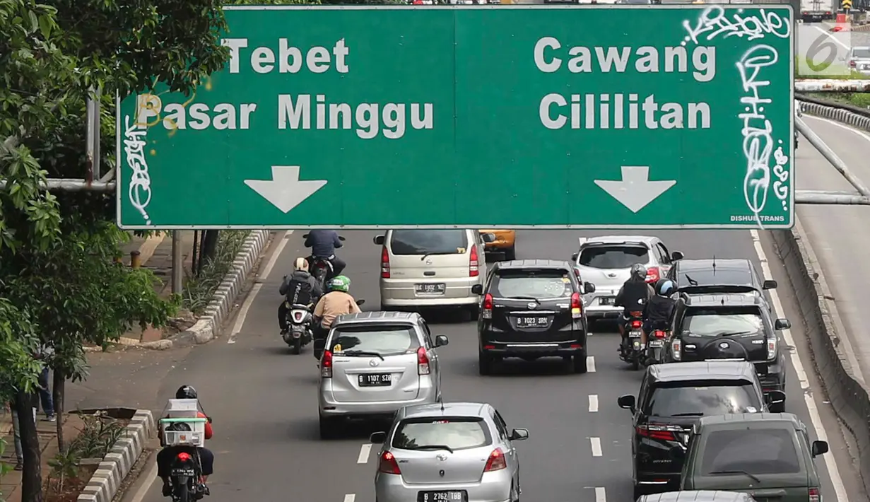 Plang penunjuk arah lalu lintas yang dihiasi coretan di kawasan Pancoran, Jakarta, Rabu (15/2). Meskipun berada cukup tinggi, plang tersebut tidak luput dari tangan tidak bertanggung jawab yang melakukan aksi vandalisme. (Liputan6.com/Immanuel Antonius)