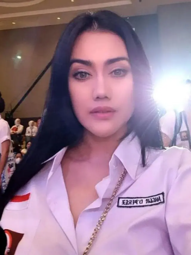 Nia Anggia, adik mendiang Julia Perez pakai seragam SMA (instagram/anggitheperez)
