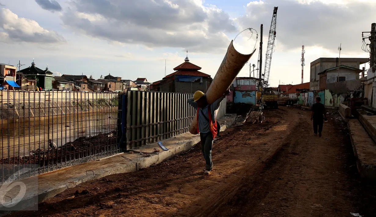 Pekerja menyelesaikan proyek normalisasi Kali Ciliwung di Kelurahan Bukit Duri, Jakarta, Sabtu (7/1). Meski warga Kelurahan Bukit Duri yang terdampak penggusuran memenangkan gugatan di PTUN Jaksel, proyek tetap dilanjutkan. (Liputan6.com/Johan Tallo)