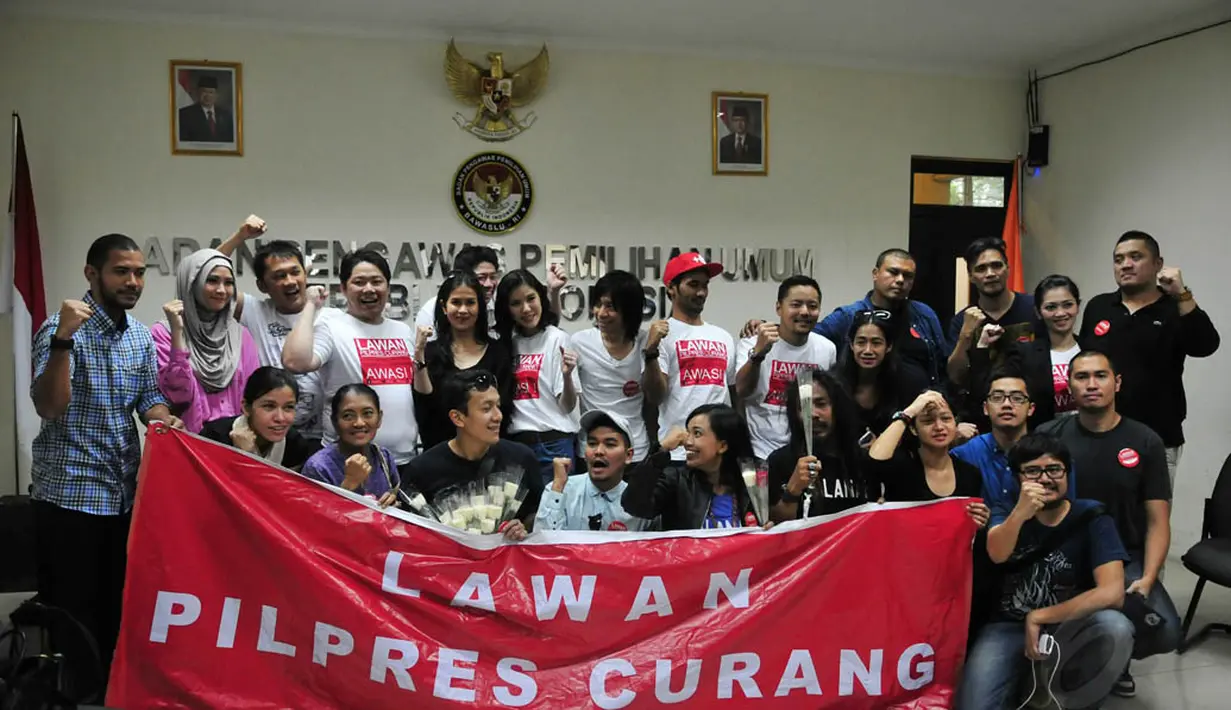 Beberapa artis yang terlihat hadir dalam kesempatan itu adalah Nia Dinata, Hanung Bramantyo, Abdee "Slank", Jajang C Noer, Olga Lydia, Indra Bekti, Joko Anwar, Oppie Andaresta, J Flow, Jakarta, Selasa (8/7/14). (Liputan6.com/Johan Tallo)