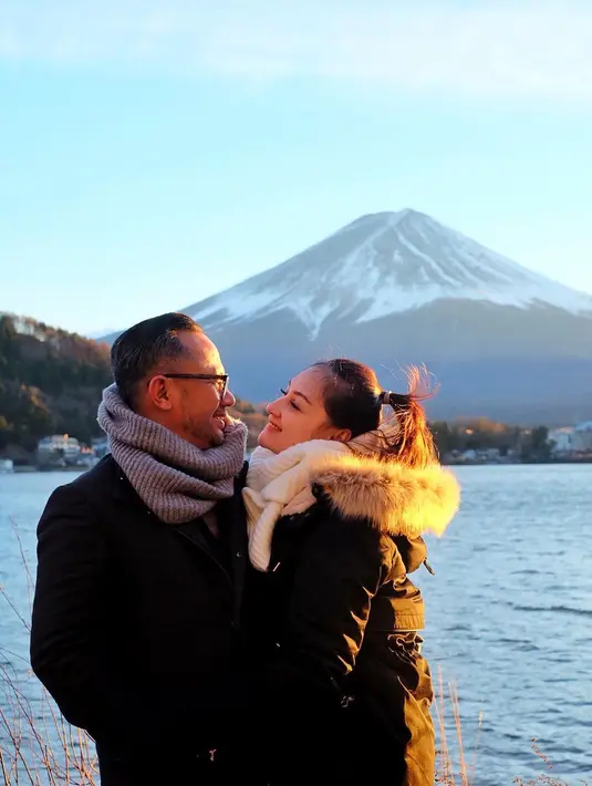 Seperti diketahui, pasangan ini menikah pada September 2002, kala itu Mona masih berusia 20 tahun. (Foto: instagram.com/monaratuliu)