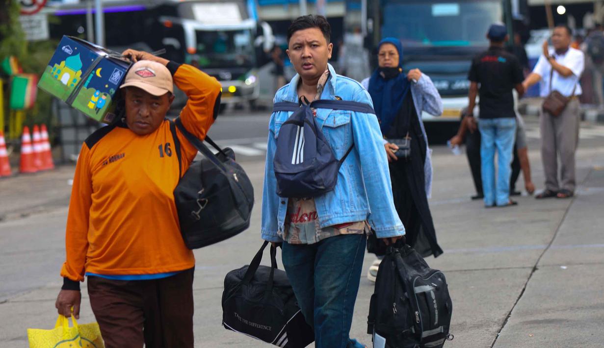 Perbedaan ini dipengaruhi variasi masa libur lebaran. Tampak dalam foto, penumpang bus Antar Kota Antar Provinsi (AKAP) saat tiba di Terminal Kampung Rambutan, Jakarta Timur, Rabu (25/3/2026). (Kapanlagi.com/Budy Santoso)