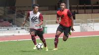 Gelandang Persis Solo, Gufroni Al Ma'ruf (kiri) dalam sebuah sesi latihan bersama rekan-rekannya di Stadion Sriwedari, Solo. (Bola.com/Vincentius Atmaja)