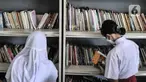 Anak-anak membaca buku di perpustakaan yang disediakan di Ruang Publik Terpadu Ramah Anak (RPTRA) Manggis, Kelurahan Kemanggisan, Kecamatan Palmerah, Jakarta Barat, Senin (31/10/2022). RPTRA Manggis menyediakan perpustakaan yang difasilitaskan untuk anak-anak sebagai upaya meningkatkan minat baca serta literasi tambahan usai jam sekolah. (merdeka.com/Iqbal S. Nugroho)