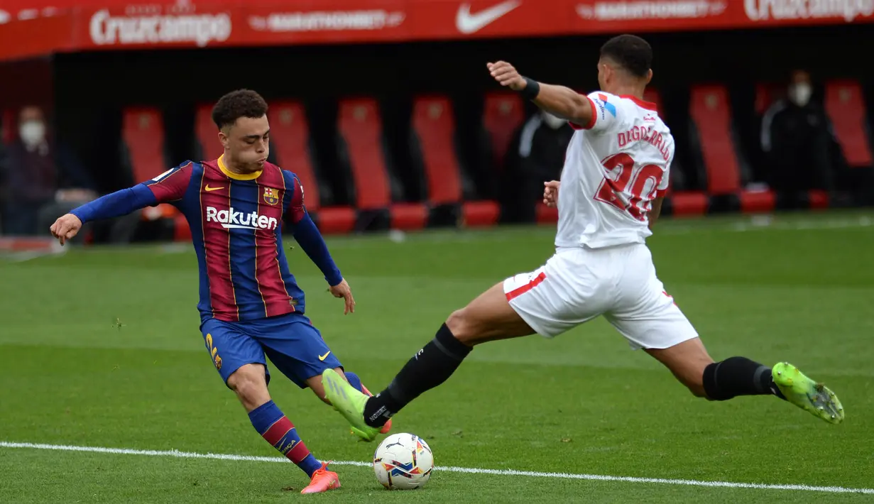 Sergino Dest (kiri) mendapat peluang untuk menggandakan keunggulan. Sayang, bola masih melambung di atas gawang Sevilla. (Foto: AFP/Cristina Quicler)