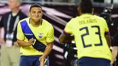Pemain Ekuador, Miller Bolanos dan Jefferson Montero merayakan gol saat melawan Peru pada babak penyisihan grup B Copa America Centenario 2016 di Glendale, Arizona, AS, (9/6/2016) WIB. (AFP/ Alfredo Estrella)