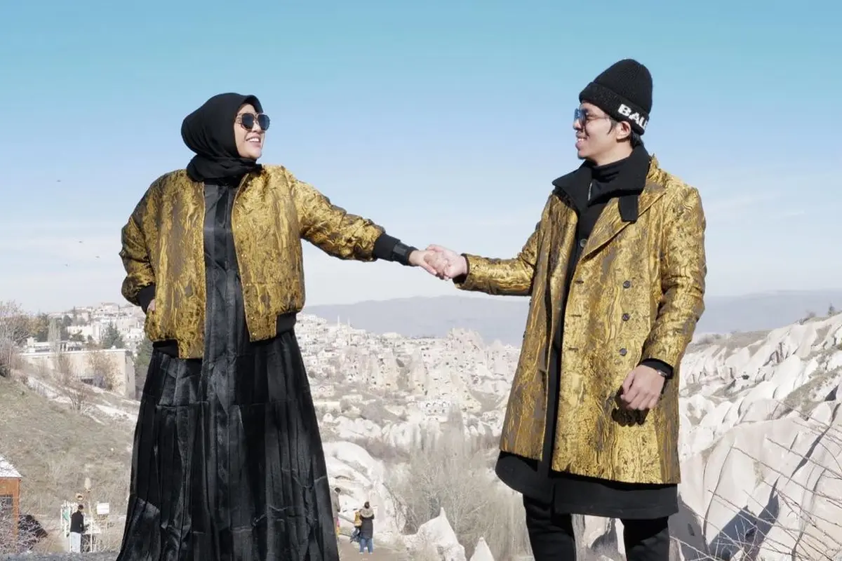 Detail Outfit Aurel Hermansyah Babymoon di Cappadocia bersama Suami dan Keluarga