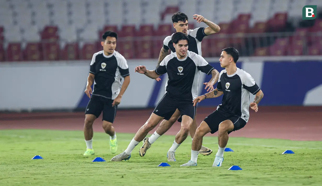 <p>Pemain Timnas Indonesia, Kevin Diks (tengah bawah) bersama Eliano Reijnders melakukan official training menjelang laga lanjutan putaran ketiga Kualifikasi Piala Dunia 2026 melawan Jepang di Stadion Utama Gelora Bung Karno (SUGBK), Senayan, Jakarta, Kamis (14/11/2024). (Bola.com/Bagaskara Lazuardi)</p>