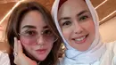 Kompak foto bareng sang ibu, gaya keduanya disebut seperti seumuran. Heidy Sunan pakai jilbab putih serta sang putri dengan kacamata coklat yang membuatnya tampil chic. (Liputan6.com/IG/@salmafinasunan)