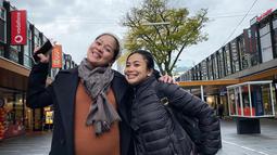 Gracia Indri senang karena bisa ngobrol-ngobrol lagi dengan teman lamanya dari Indonesia. "Yang paling penting yang seru itu ngobrol rencana2 seru sambil MAKAN" kata dia. (Foto: Instagram/ graciaz14)
