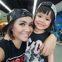 Potret kebahagiaan Denada bersama anaknya Shakira. (Instagram/hakiraaurum)